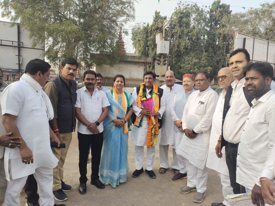 psharmainc's tweet photo. गतदिवस जिला महासमुंद में आगामी नगरीय निकाय चुनाव की तैयारियों को लेकर आयोजित बैठक में पर्यवेक्षक के रूप में सम्मिलित होकर विस्तृत विचार-विमर्श किया।  
चुनाव प्रक्रिया को सुचारू रूप से संपन्न करने हेतु सभी पदाधिकारियों एवं कार्यकर्ताओं को आवश्यक दिशा-निर्देश प्रदान किए।  
संगठन की मजबूती व समर्पण के साथ सफल चुनाव की रणनीति पर चर्चा की एवं सभी को आगामी चुनाव के लिए शुभकामनाएं दीं।

@bhupeshbaghel @DeepakBaijINC 
@INCIndia @IYC @INCChhattisgarh @IYCChhattisgarh