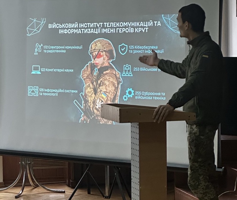 Synyahovskyy's tweet photo. Агітаційна інформаційна кампанія щодо переваг вступу до Військовиого інституту телекомунікацій та інформатизації імені Героїв Крут набирає обертів. На січень спільно з 10 ТЦК та СП заплановано 50 зустрічей із старшокласниками київських шкіл.
#ЗСУ
#PatriaEtHonor https://t.co/1AIw5KsCKH