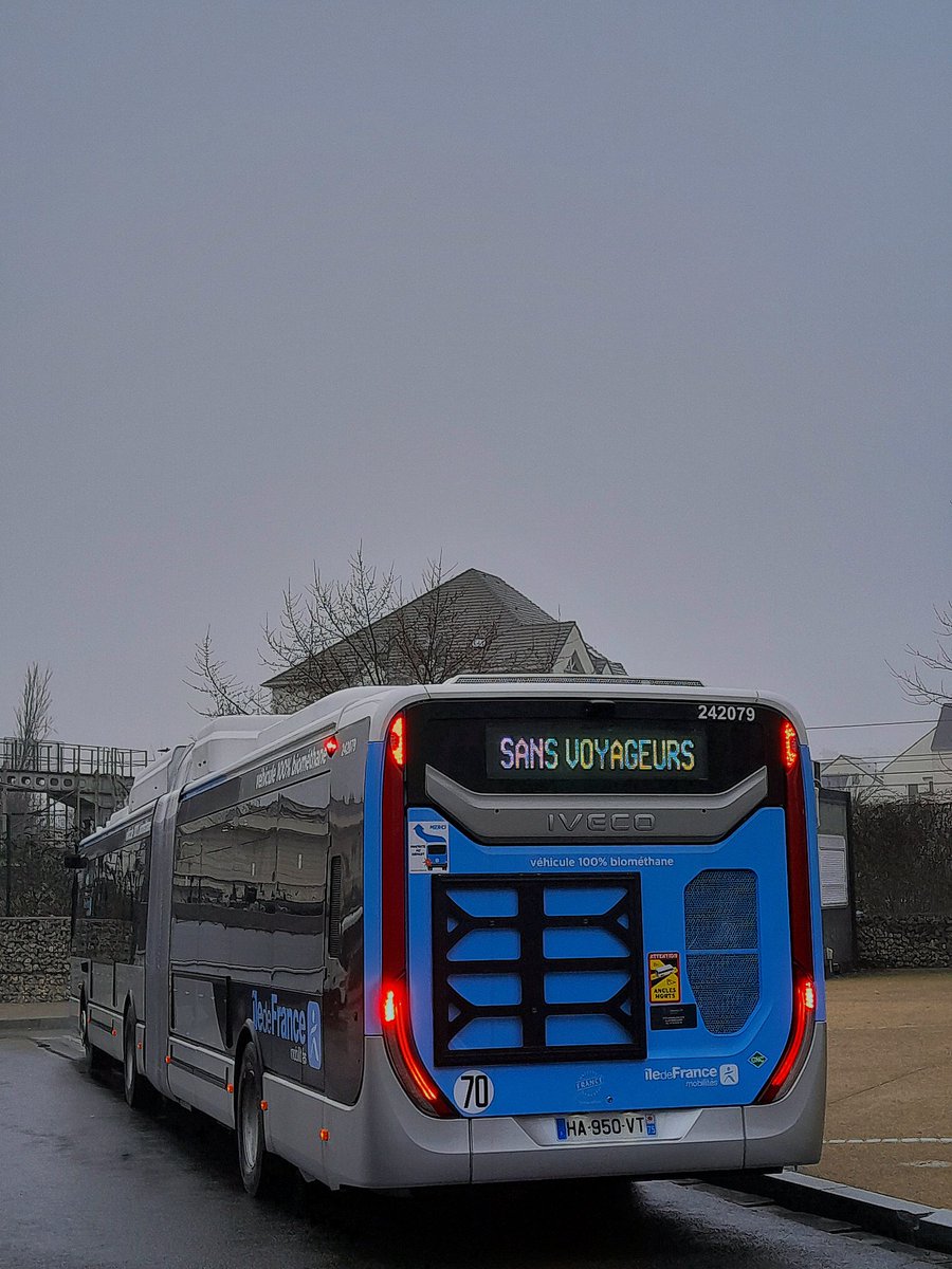 Voici 2 des nouveaux bus de la flotte de <a href="/ValParisis_IDFM/">Bus Val Parisis</a>. Des Iveco Urbanway 18 GNV Cursor 9. Ils sont magnifique !
