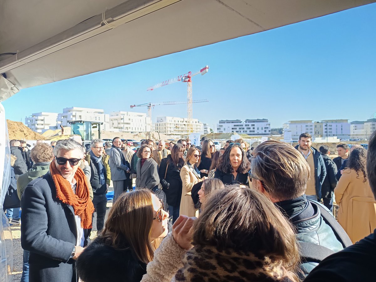 ecomnews_live's tweet photo. En direct de #Castelnaulelez pour la pose de la 1ère pierre du projet "Intensité" en présence des Maires de @CastelnauleLez et @villelecres @FLafforgue et @StephaneChampay Vice-présidents de @Montpellier3m @cedric_grail Directeur Général @groupe_altemed @JFarcot Directeur Interrégional @CDC_Habitat  @tiacazio
Directeur Régional adjoint Méditerranée @vinciimmobilier 

#Occitanie #CDCHabitatSudOuest #Altemed #Logement #immobilier
