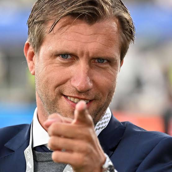 Alx_ge's tweet photo. Markus Krösche 👑

Marmoush +75 Mio.
Kolo Muani +95 Mio.
Pacho +27 Mio.
Lindstrøm +23 Mio.

Uzun 🔜 ⌛️
Etikite 🔜⌛️
Brown 🔜⌛️
Larsson 🔜⌛️

Der beste Sportdirektor der Bundesliga 🥇 https://t.co/WFSKUI7s2I