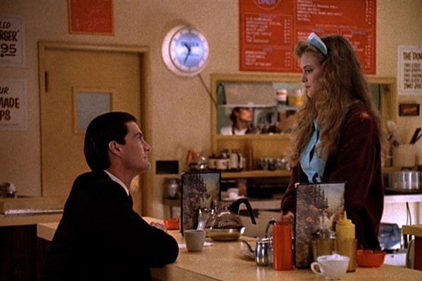 optilith's tweet photo. "A poet could write volumes about diners". https://t.co/c48uVgYIvT