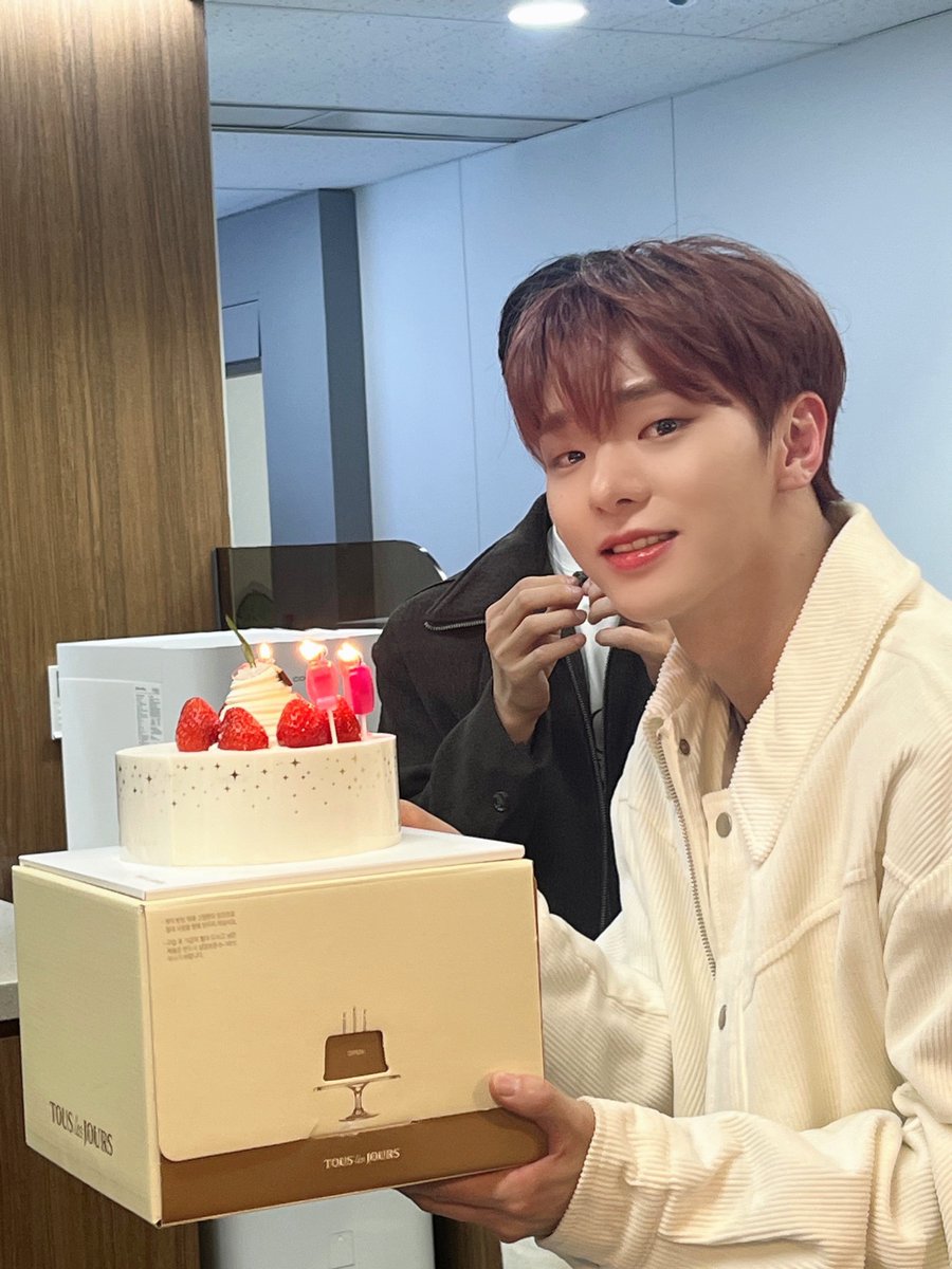 VannerOfficial's tweet photo. [#성국]

생일축하해 우리 하나뿐인 리더 태환이형이랑 10년지기 친구 혜통아 💛 🎉 앞으로 사진 더 많이찍자 ,, 😗🥳 

#VANNER #배너 #SUNGKOOK https://t.co/IegSK6IaMV