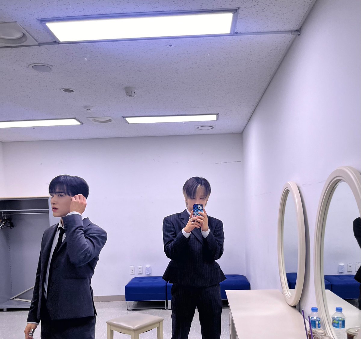 VannerOfficial's tweet photo. [#성국]

생일축하해 우리 하나뿐인 리더 태환이형이랑 10년지기 친구 혜통아 💛 🎉 앞으로 사진 더 많이찍자 ,, 😗🥳 

#VANNER #배너 #SUNGKOOK https://t.co/IegSK6IaMV