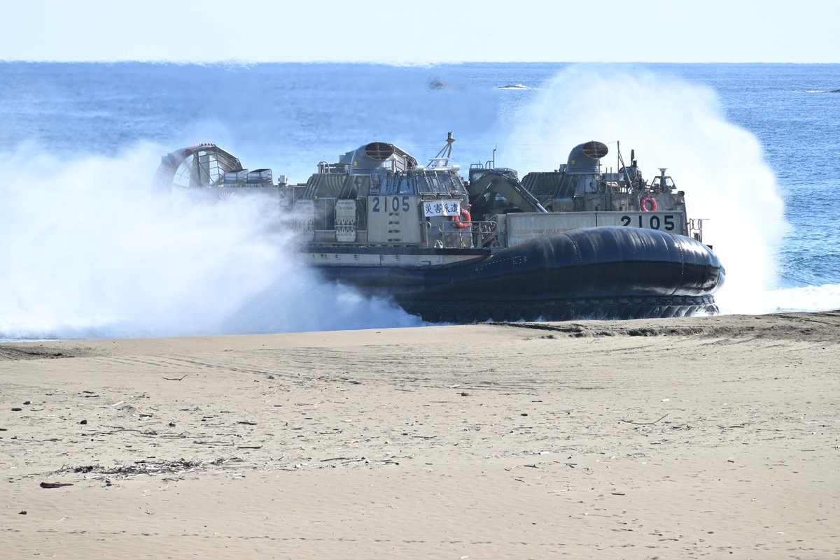jointstaffpa's tweet photo. ＃防衛省 ＃自衛隊 は、＃南海トラフ 巨大地震に備え、シーベース（海自艦艇）を活用した孤立地域への対応を訓練しました。
孤立地域にＮＴＴ、ＫＤＤＩの通信インフラ復旧車両や道路啓開のための施設機材、支援物資などを「くにさき」から高知県生見浜に ＃ＬＣＡＣ により陸揚げし、迅速な孤立解消や生活インフラの復旧に寄与します。 ＃ＲＩＤＥＸ　＃南海レスキュー　https://t.co/vZhwKxFUYb