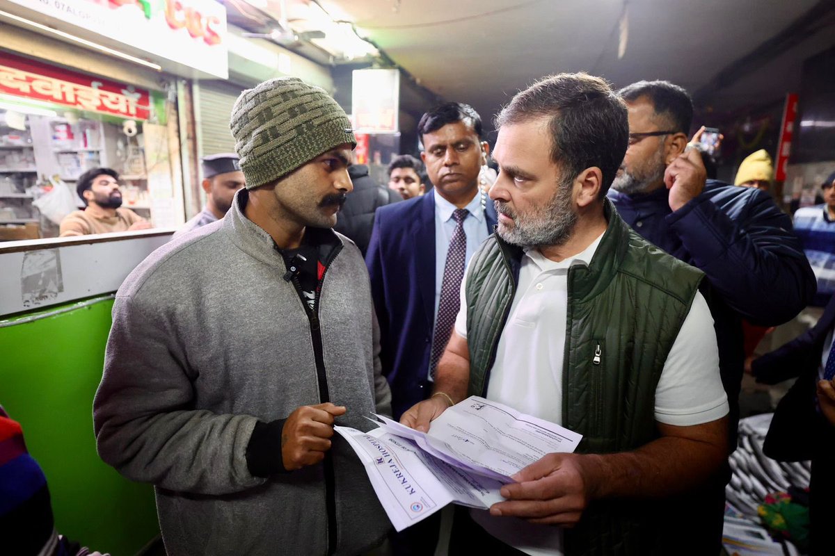 upccpg's tweet photo. AIIMS दिल्ली में मरीजों के परिजनों से मिलकर @RahulGandhi जी ने मदद का भरोसा दिया।
               और...
टनल में फैशन शो करते हुए एक शख़्स। 

प्राथमिकता में फ़र्क साफ़ दिखाई पड़ रहा है। https://t.co/rTTxX0b2DC