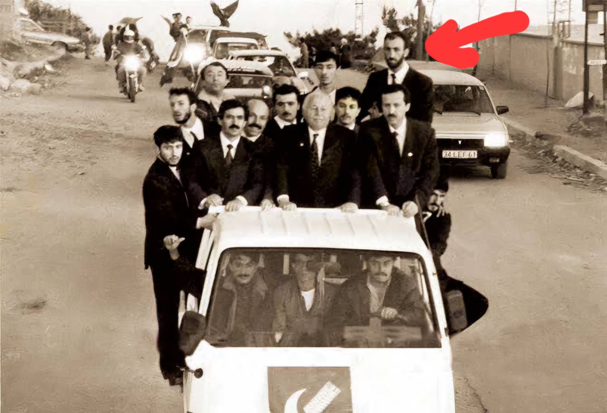 iMisirlioglu's tweet photo. "Erbakan'ın kamyonet"indeki gizemli ismi TBMM'de buldum: Mustafa Ulu. 
Eski Bakan, Trabzon MV Karaismailoğlu’nun danışmanlığını yapıyor. 
Oflu kardeşim beni adeta 90'lara götürdü.
Bu kamyonetten bir cumhurbaşkanı, 2 başbakan, 1 bakan, 4 milletvekili ve 3 belediye başkanı çıktı. https://t.co/RPtSkyjNN5