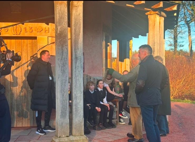 EastAyrshire's tweet photo. A group from Auchinleck Primary had a surprise chat with HRH, The King this week at Dumfries House. They spoke about all the things they loved about school and let His Highness know how good school soup is. They then did some gardening with Alan Titchmarsh. What an amazing day! https://t.co/1azg8jXLh4