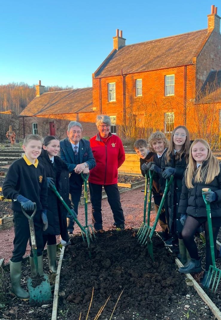 EastAyrshire's tweet photo. A group from Auchinleck Primary had a surprise chat with HRH, The King this week at Dumfries House. They spoke about all the things they loved about school and let His Highness know how good school soup is. They then did some gardening with Alan Titchmarsh. What an amazing day! https://t.co/1azg8jXLh4
