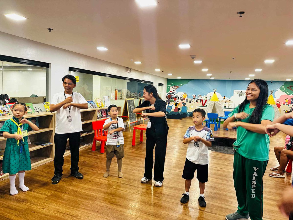 valcitylibrary's tweet photo. Tayo na't umindak kasama ang mga batang Valenzuelano sa I Like to Move It! Salamat po sa aming mga Ate at Kuya!
Halina't tayo nang makinig ng kuwento bukas sa Halika Na! Storytime.
#ILiketoMoveIt! #ValACE #AklatanNatinIto #AkoAtngAklatan #ValenzuelaCityLibrary https://t.co/OH3gkI48li