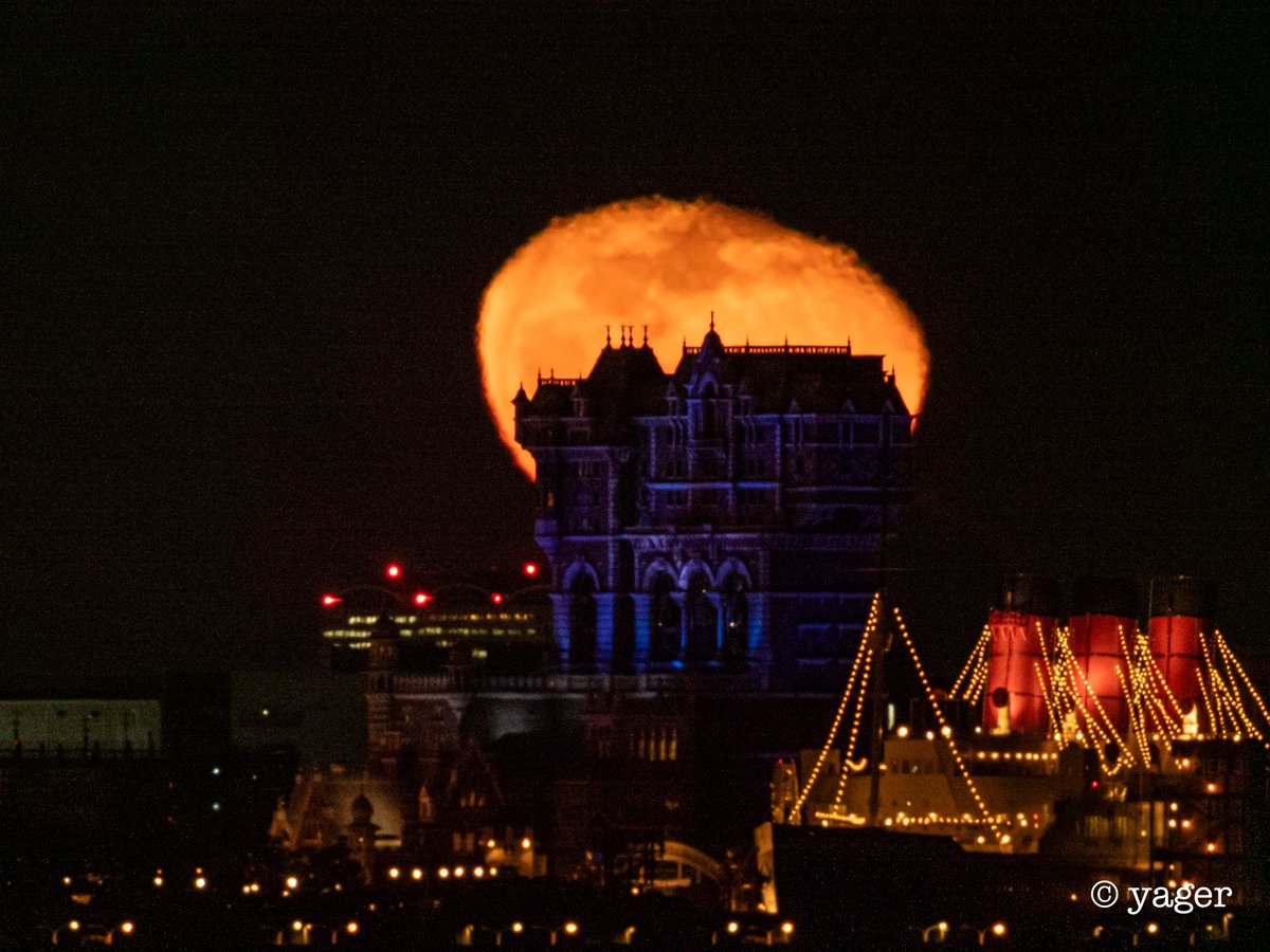 TakahitoYagami's tweet photo. 恐怖、タワー・オブ・テラーに登る大きな月
🌕
月齢:17.54
#tdr_now
#moon #zoomoon https://t.co/ZuT5hKgxLp