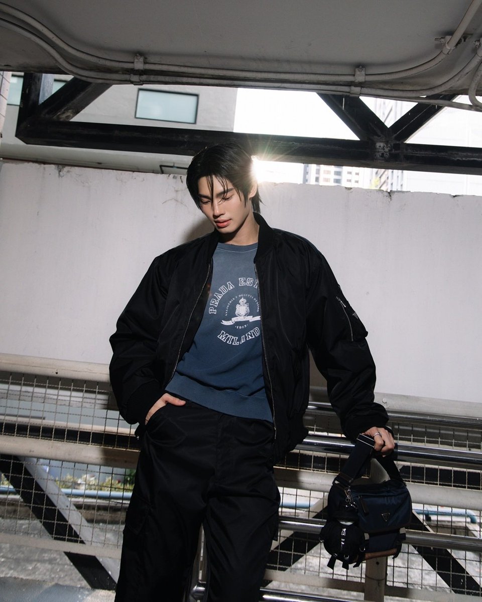 prada_japan's tweet photo. #プラダ のルックをまとったアンバサダーのウィン─2025年秋冬メンズファッションショーに出席するため、ミラノへ出発。

@winmetawin
#PradaFW25
#MiucciaPrada
#RafSimons https://t.co/6kDCfTJFTe