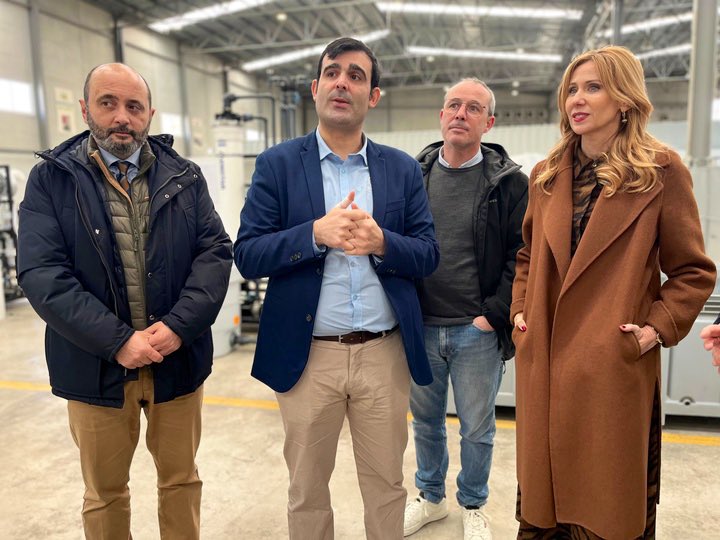 Empresa_RM's tweet photo. La Comunidad destina 430.000 euros para fomentar la innovación y el acceso a mercados de defensa, seguridad y reconstrucción.

💧La consejera @MarisaL_Aragon visita la empresa @ecohidro_ , que desarrolla tecnología para el tratamiento eficiente del agua
👇🏽
https://t.co/5fLiPMJAkM https://t.co/IWgVW7XQjz