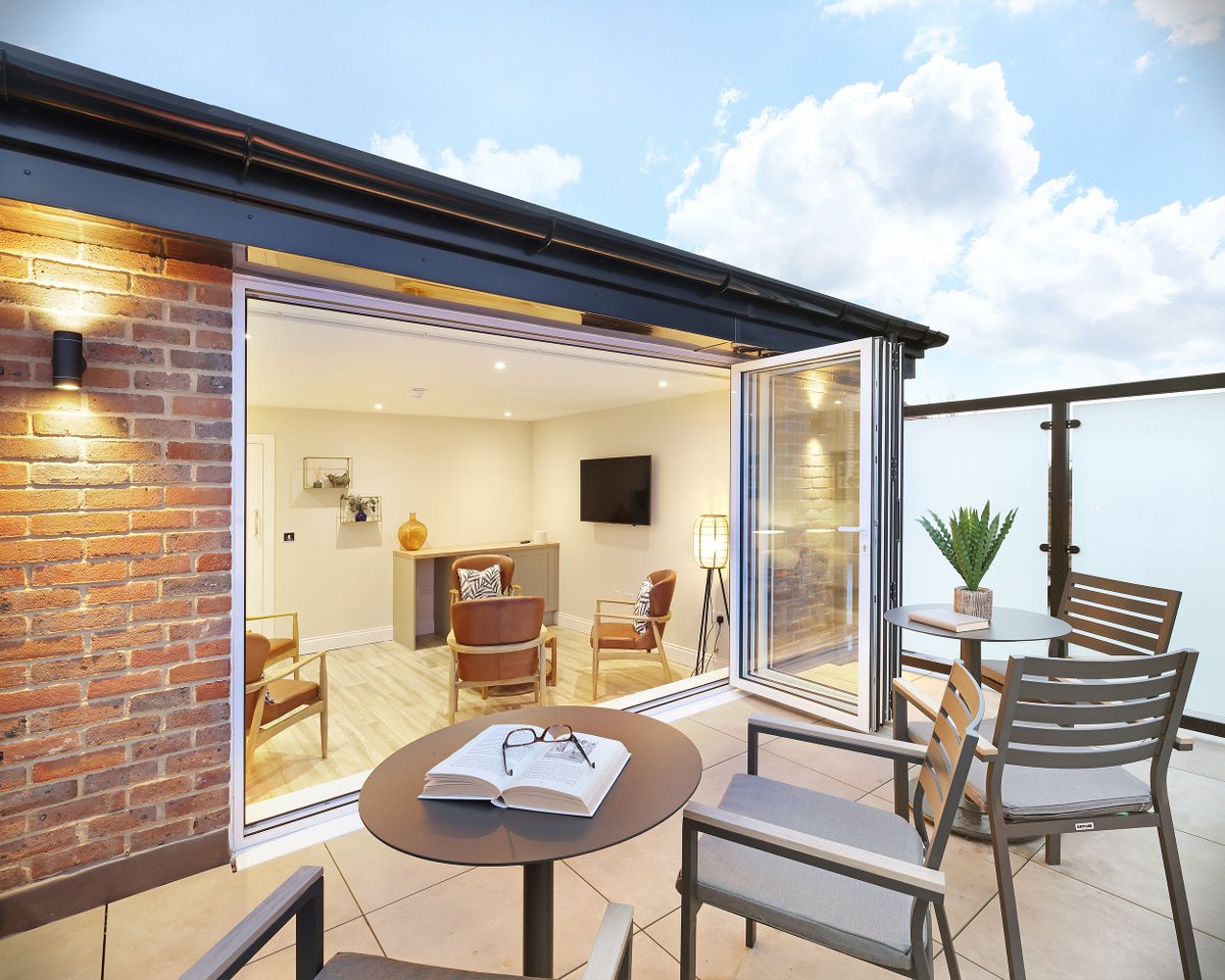 BeechcroftHomes's tweet photo. We are delighted to announce that the residents' lounge is now open at Longcross Place in #Wallingford, Oxfordshire.

Tucked away just off Winterbrook, Longcross Place is an exclusive retirement development.

Find out more: https://t.co/X7YDbMhiM3 https://t.co/LnX7Js0VF7
