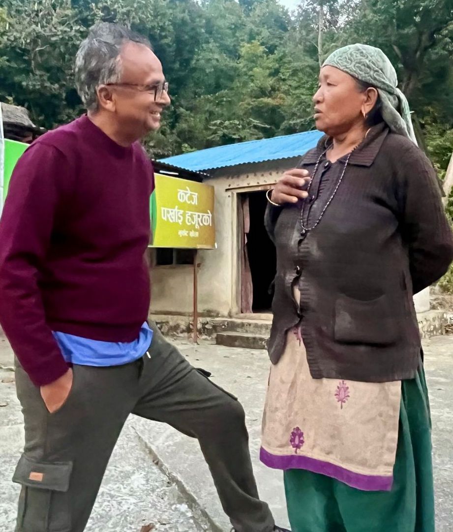 गएको आइतबारको कुरा हो । हामीले गाडी रोक्यौ । नाम अमृता पुन रहेछ । उनको दोकानको नाम चाही  मेरै लागी राखिएको  जस्तो लाग्यो -    ‘ पर्खाई हजुरको कटेज ’ ।
' के यहा वरिपरि ४० बर्ष अघि देखी बसेको कोही छ ? भेटन चाहन्छु । सडक बनाउने क्याम्प थियो नि यहा ! म बस्थे त्यसमा ! '
' सप्पै मरिसके