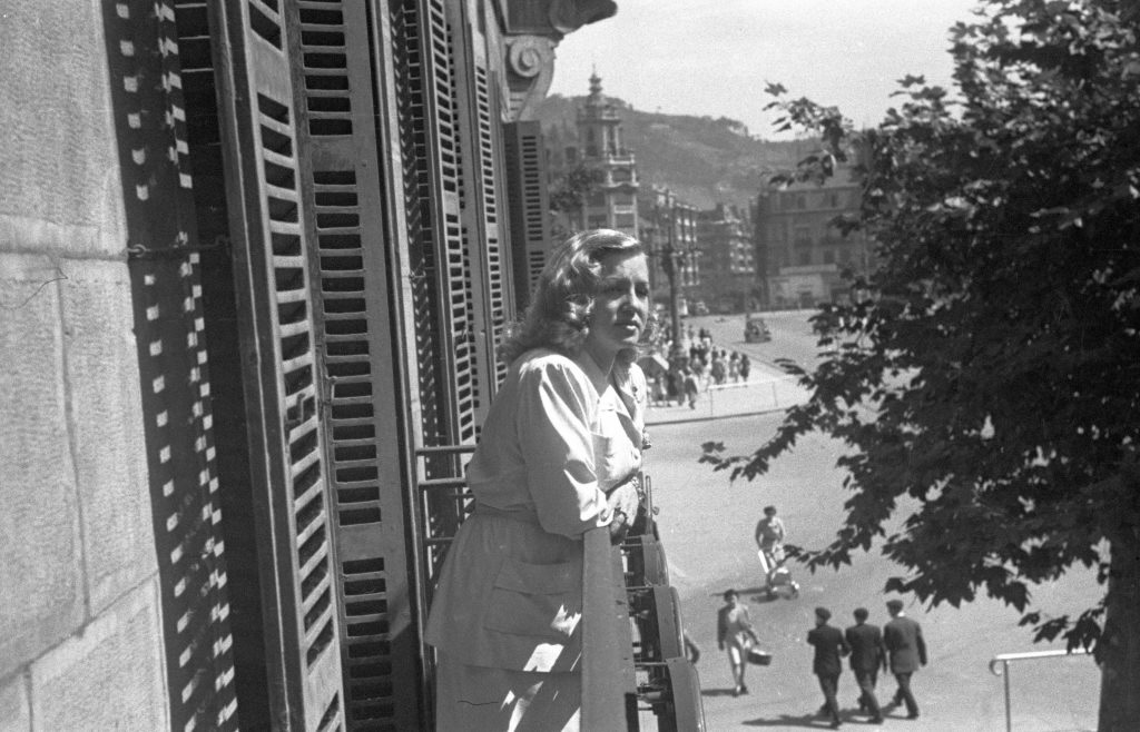 museobalenciaga's tweet image. Esta fotografía, tomada el 27 de agosto de 1946, captura a la actriz de teatro Isabel Garcés posando en el balcón del primer piso de la Avenida de la Libertad, número 2, sede de Balenciaga (entonces EISA Costura) en San Sebastián.