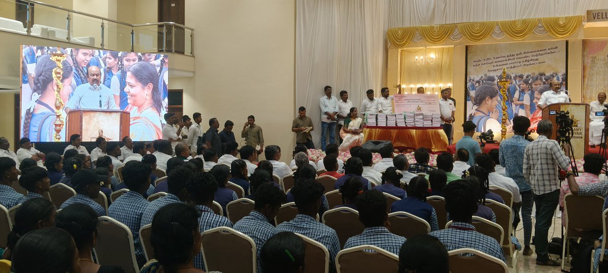 vvedutrust's tweet photo. வேலுசாமி வாத்தியார் கல்வி அறக்கட்டளை

முதல் தலைமுறை அரசுப்பள்ளி மாணவ, மாணவிகளுக்கு ஊக்கத்தொகை வழங்கும் விழா 2(2)l https://t.co/oQjQEg0kGq