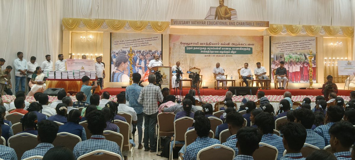 vvedutrust's tweet photo. வேலுசாமி வாத்தியார் கல்வி அறக்கட்டளை

முதல் தலைமுறை அரசுப்பள்ளி மாணவ, மாணவிகளுக்கு ஊக்கத்தொகை வழங்கும் விழா 2(2)l https://t.co/oQjQEg0kGq