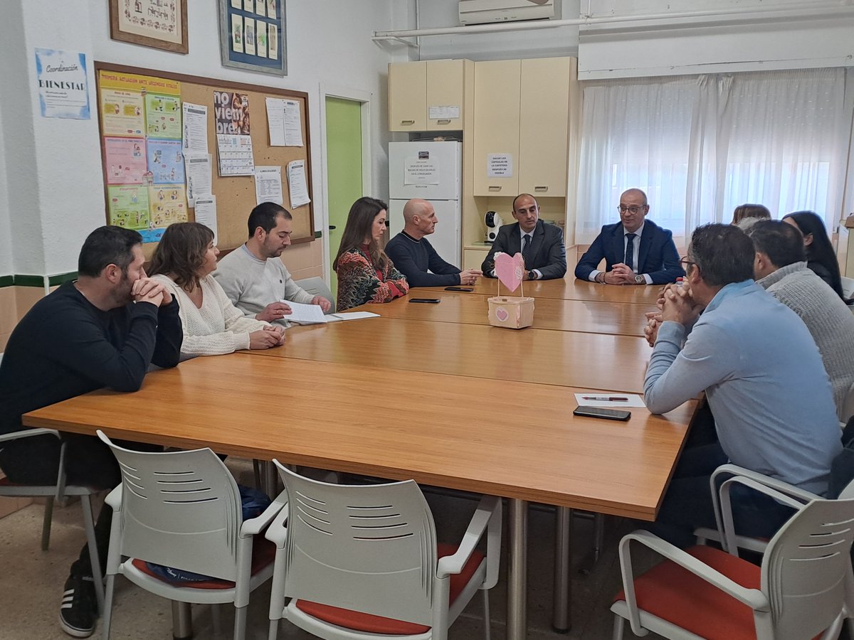 Educarm's tweet photo. Invertimos 1,2 millones para rehabilitar el módulo de #Primaria del colegio El Molinico de La Alberca (#Murcia). 

Las obras incluyen la reordenación de la planta baja del centro para destinarla a zona de servicios generales y reservar la planta primera para aulas, así como la ampliación del comedor escolar y la instalación de placas solares para reducir el consumo eléctrico. 

Los trabajos comenzarán en marzo y tienen un plazo de ejecución de 6 meses. 

#educación #RegióndeMurcia

🔗⬇️

https://t.co/aB6gcUjOCG
