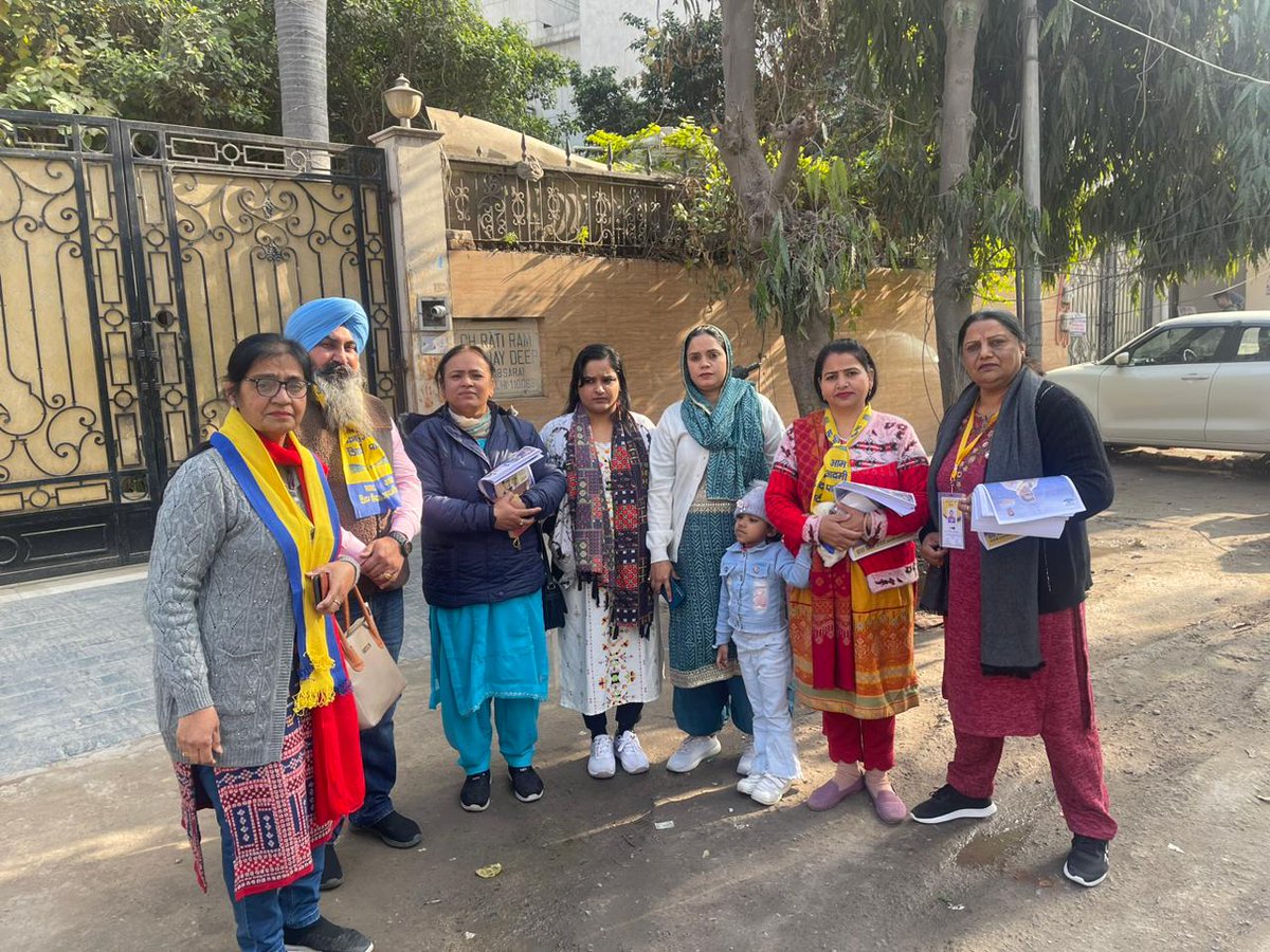 baldevsinghmai1's tweet photo. ਅੱਜ ਦਿੱਲੀ ਦੇ ਵਿਧਾਨ ਸਭਾ ਹਲਕਾ ਛਤਰਪੁਰ ਵਿਖੇ ਆਮ ਆਦਮੀ ਪਾਰਟੀ ਦੇ ਉਮੀਦਵਾਰ ਸ੍ਰੀ ਬ੍ਰਹਮ ਸਿੰਘ ਤਵਰ ਜੀ ਦੇ ਹੱਕ 'ਚ ਮੇਨ ਬਜਾਰ ਵਿੱਚ ਡੋਰ ਟੂ ਡੋਰ ਚੋਣ ਪ੍ਰਚਾਰ ਕੀਤਾ ਗਿਆਂ,ਦਿੱਲੀ ਦੇ ਲੋਕਾਂ ਦੇ ਉਤਸ਼ਾਹ ਤੋਂ ਸਾਫ ਸਪੱਸ਼ਟ ਹੈ ਕਿ ਲੋਕ ਦਿੱਲੀ ਵਿੱਚ ਆਪ ਦੀ ਸਰਕਾਰ ਬਣਾਉਣ ਜਾਂ ਰਹੇ ਹਨ l https://t.co/VSxIhsvEcY