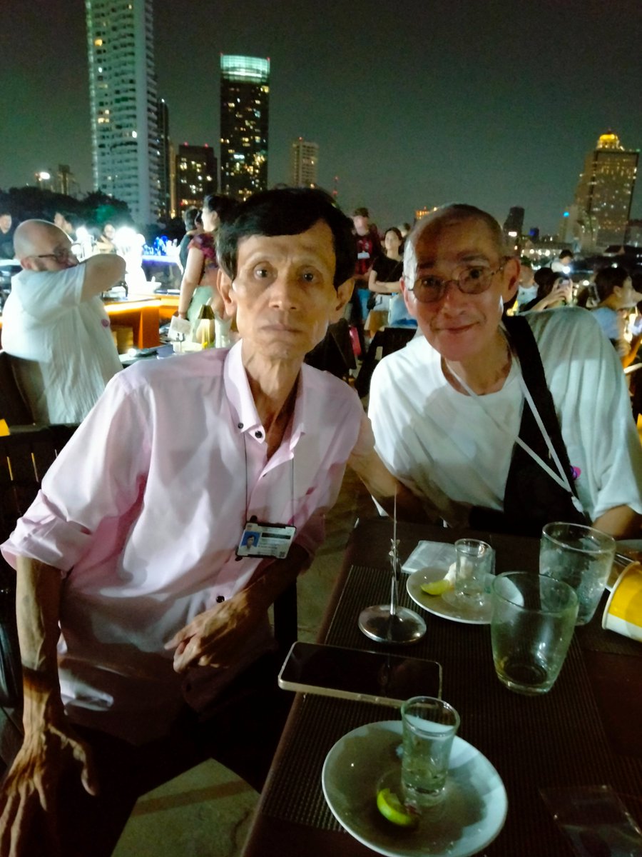 2024年11月にパートナーとタイ旅行しました。
たまたまツアーの日程がタイの一年に一度のお祭り「ロイクラトン祭り」と重なったので素敵な夜を迎えられました。
ホテルの飾り付け、船上のディナーとたくさんの花火とそれはそれは豪華な夜でした。3泊4日のツアーガイドさんともツーショットしました。