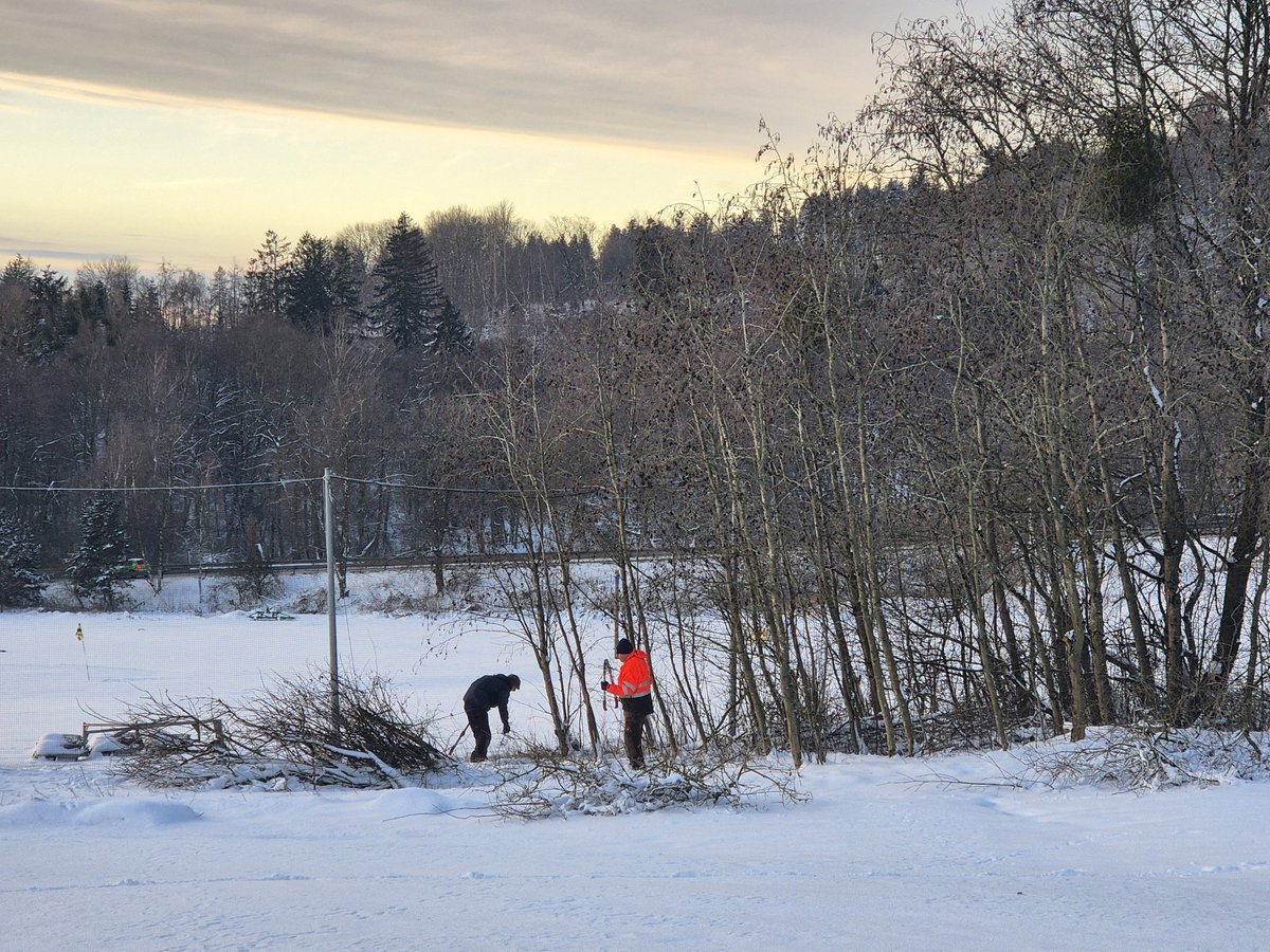 DamrowLucas's tweet photo. Greenkeeper team Kassel are keeping busy this despite the snow covered course #greenkeepingkassel #greenkeeping #nordhessen #habichtswald #golf #winter #schnee #golfclubkassel @KSgreenkeeper @LukasDittmann4 https://t.co/Yne1khvIOu