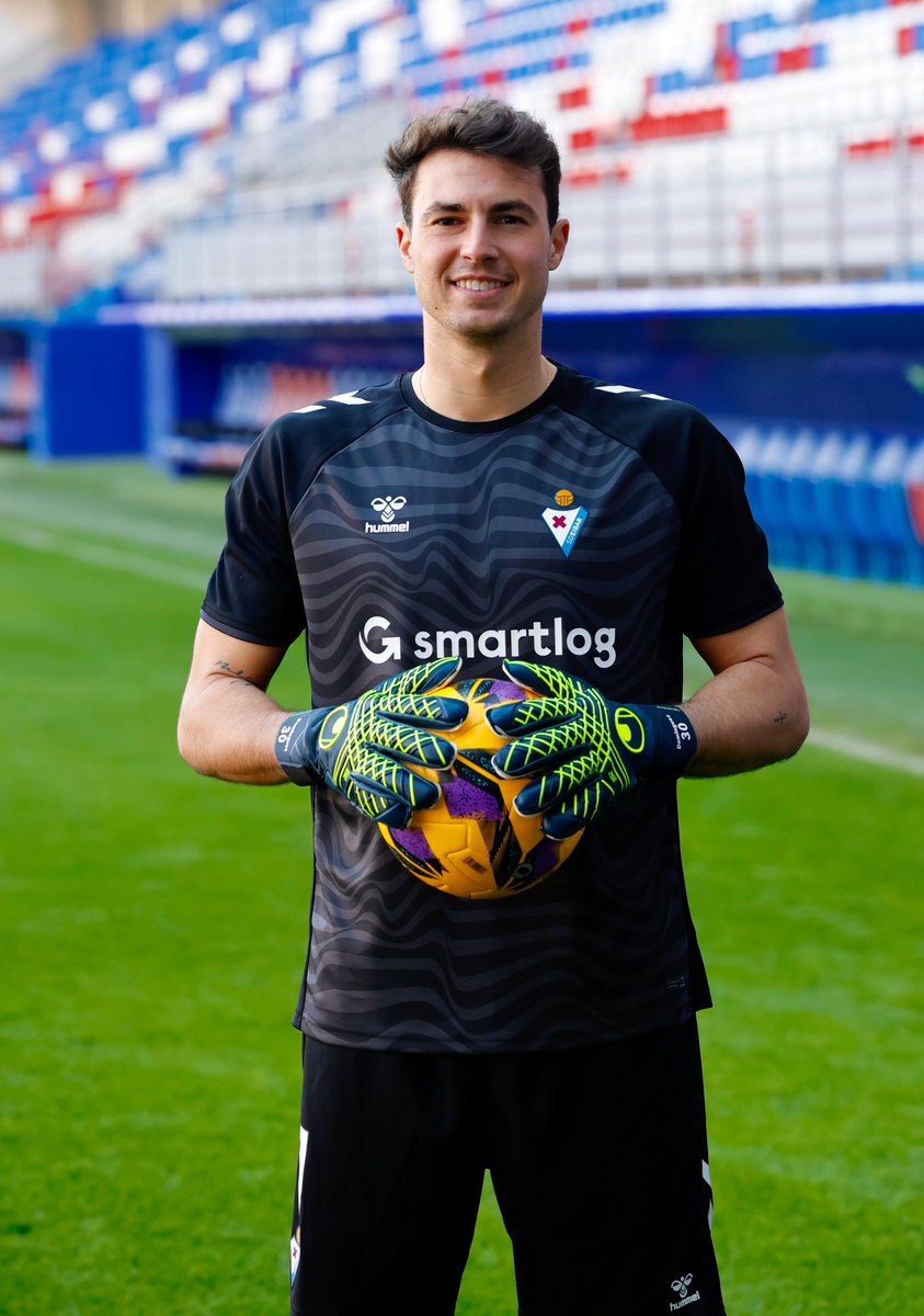 SDEibar's tweet photo. 😍 Presentación oficial de @alex13dominguez en Ipurua como armero.

#BetiArmaginak⚔️ https://t.co/vmqdqRveNE