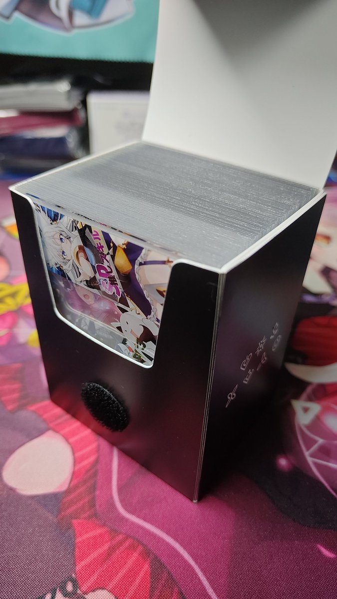 shishoholo's tweet photo. アクリルカードなんでデッキと一緒にデッキケースに入れて持ち運べます

公式デッキケースに二重スリーブ71枚+本マーカーでピッタリ入る https://t.co/DUlKC8Iygy