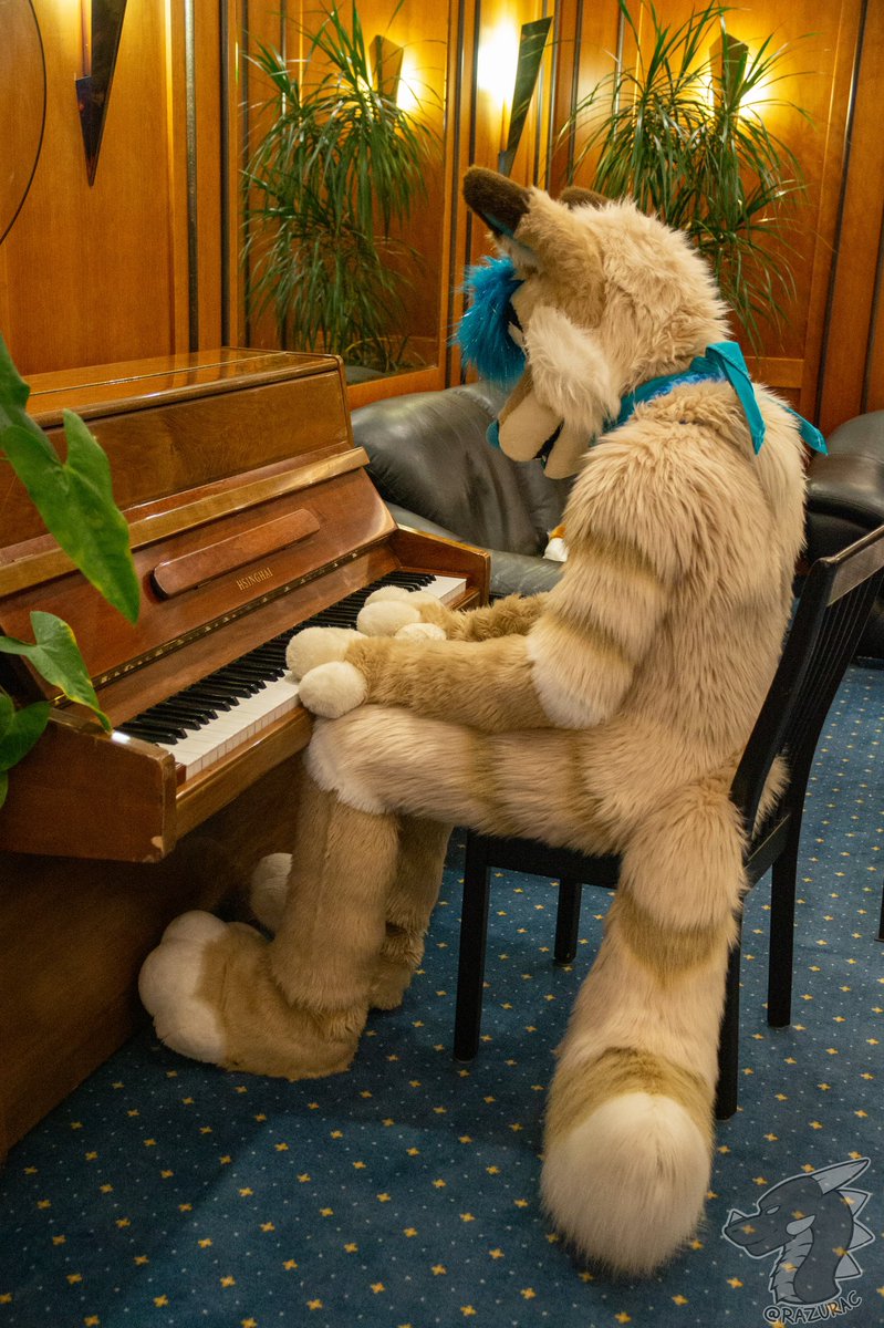 This is my winter song to you ~ 🎶

📸 <a href="/razurac/">Razurac the Dragon / Vantaz the Sergal</a>