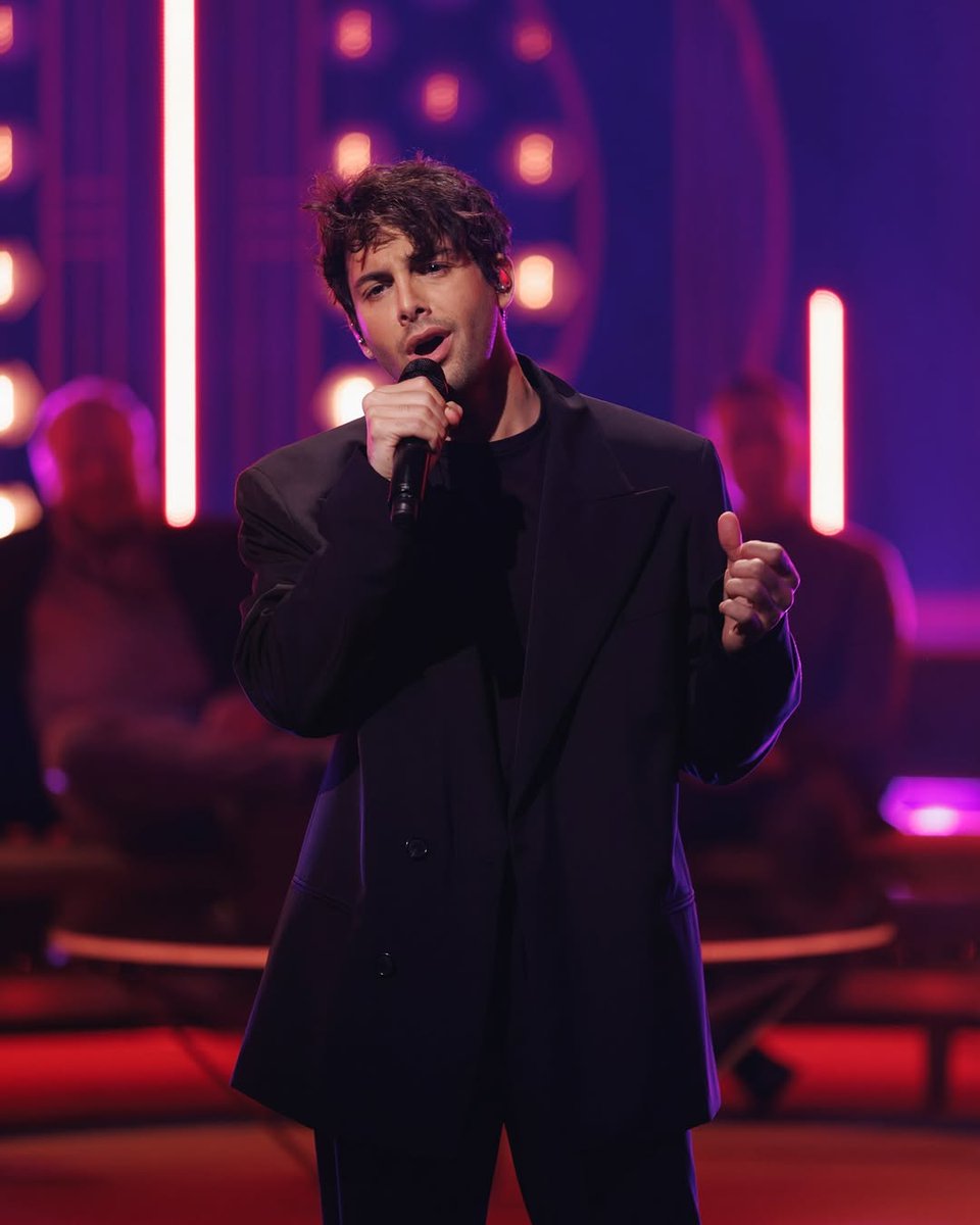 Ursäkta, men hur kan man se så bra ut? 😩😍 Missa inte Carina Bergfeldt kl. 21.00 ikväll!! <a href="/DarinOfficial/">Darin</a>