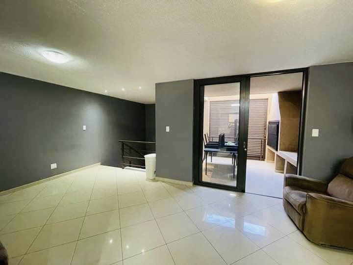 FlorenciaKaven1's tweet photo. To Let 🔥
CBD Windhoek 
Town house 
3bedrooms 
2bathrooms 
Open plan kitchen Lounge 
Single garage 
24hrs security 
Rental per month:N$ 18 000.00 Utilities excluded 
Deposit, stamp duties and admn to be paid 
Available immediately 
For viewing  contact 📲0811227886 https://t.co/kjGfQP4DQs