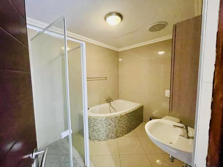 FlorenciaKaven1's tweet photo. To Let 🔥
CBD Windhoek 
Town house 
3bedrooms 
2bathrooms 
Open plan kitchen Lounge 
Single garage 
24hrs security 
Rental per month:N$ 18 000.00 Utilities excluded 
Deposit, stamp duties and admn to be paid 
Available immediately 
For viewing  contact 📲0811227886 https://t.co/kjGfQP4DQs