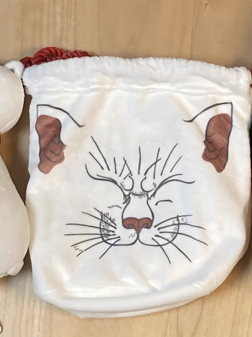 個人的に一番の目玉はやはりリバーシブル巾着。表は耳もついて刺繍でのお顔ですが、かなり刺繍がカッチりしてますよ。それで裏はプリント仕様なのかな?紐がいい感じですよー、かわいい
