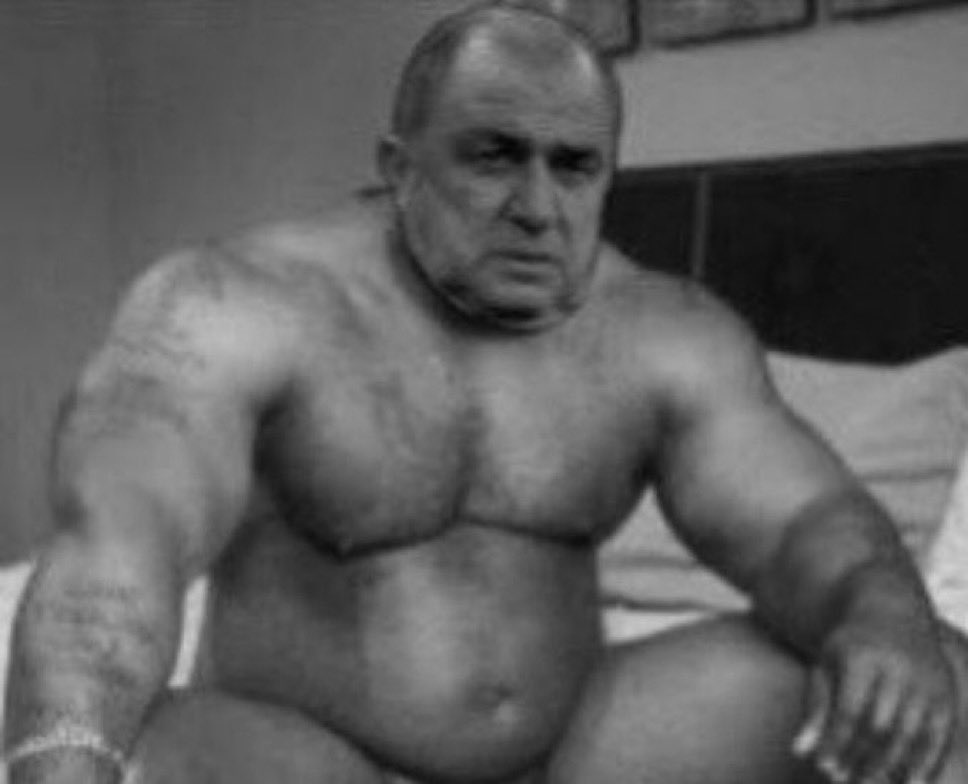 duştan önce anadan üryan soyunup klozete oturunca