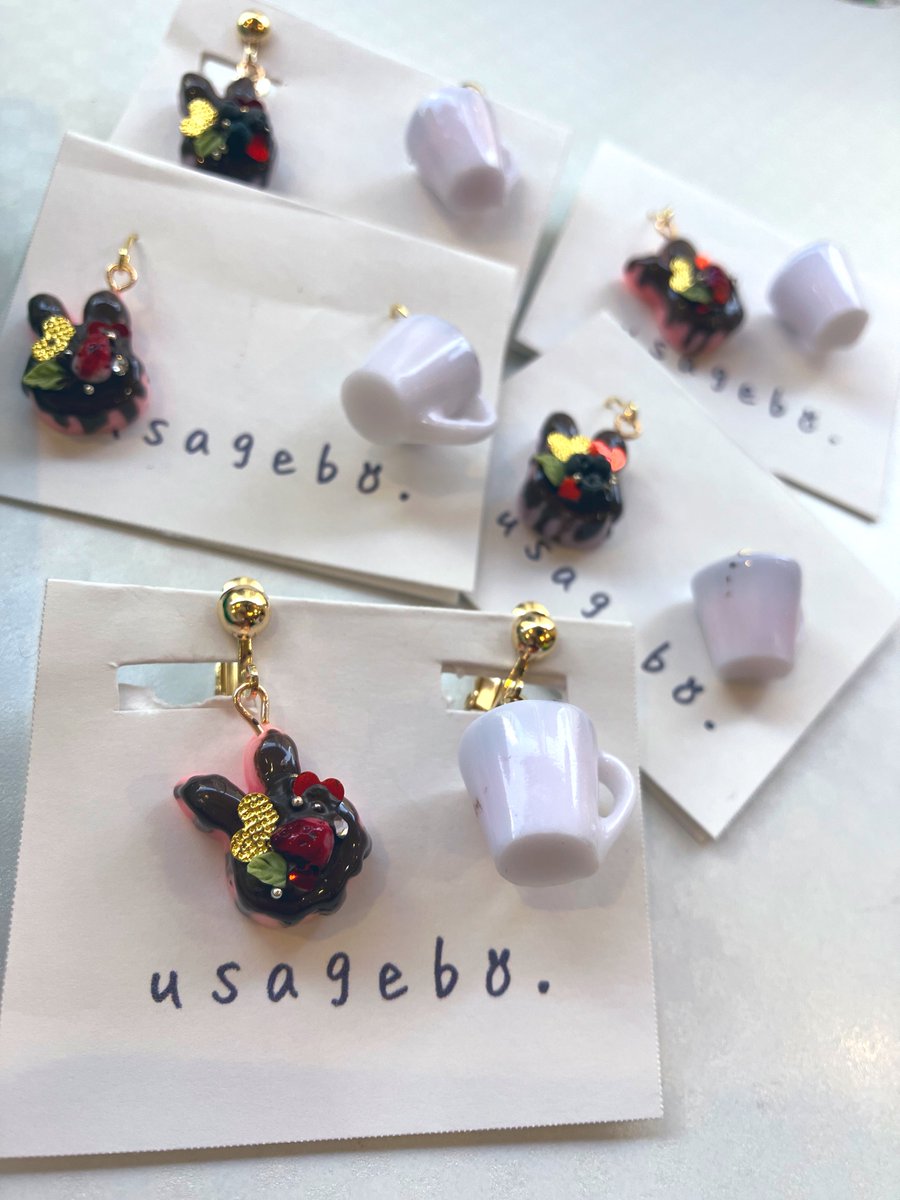 usagebo's tweet photo. 【新作紹介】
・チョコレートケーキ
バレンタインが近いので、チョコレートをふんだんにドリップしたケーキをご用意しました🍫
苺とブルーベリーがございます🍓🫐
・グミ
ウサボーグミです。硬いです。
#うさぎ
#ハンドメイド
#usagebo. https://t.co/XNUlA1Nn45