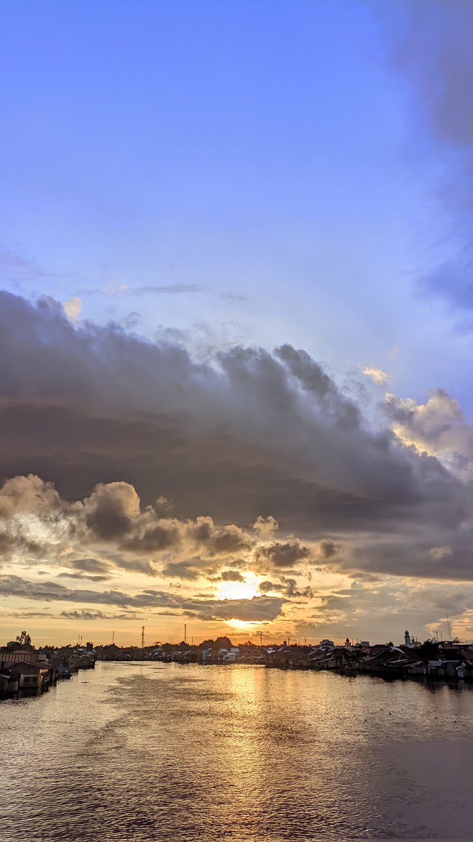 tes aja mangudak suasana langit sore di atas jembatan pekauman banjarmasin sore tadi