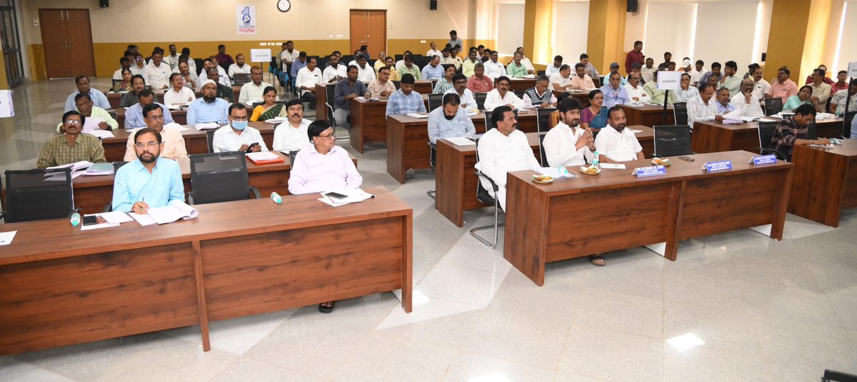VBhojjuPatel's tweet photo. నిర్మల్ జిల్లా కలెక్టర్ సమావేశ మందిరంలో జరిగిన ఉమ్మడి ఆదిలాబాద్ జిల్లా స్థాయి కార్యచరణ ప్రణాళిక సమీక్ష సమావేశంలో జిల్లా ఇంచార్జి మంత్రి@meeseethakka గారితో కలసి పాల్గొన్న ఖానాపూర్ నియోజకవర్గ ఎమ్మెల్యే @Vedma_Bhojju పటేల్ గారు.
@seethakkaMLA @Collector_ADB #officialmeeting #Nimal https://t.co/XZnMH0aKmy
