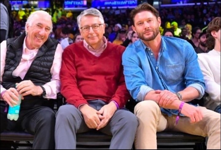 Atualização do <a href="/JensenAckles/">Jensen Ackles</a> no jogo do Lakers, acompanhado de Gary Barber (produtor de cinema) e Tony Vinciquerra (Presidente da Sony Pictures) ontem a noite.
#JensenAckles #SPNFamily