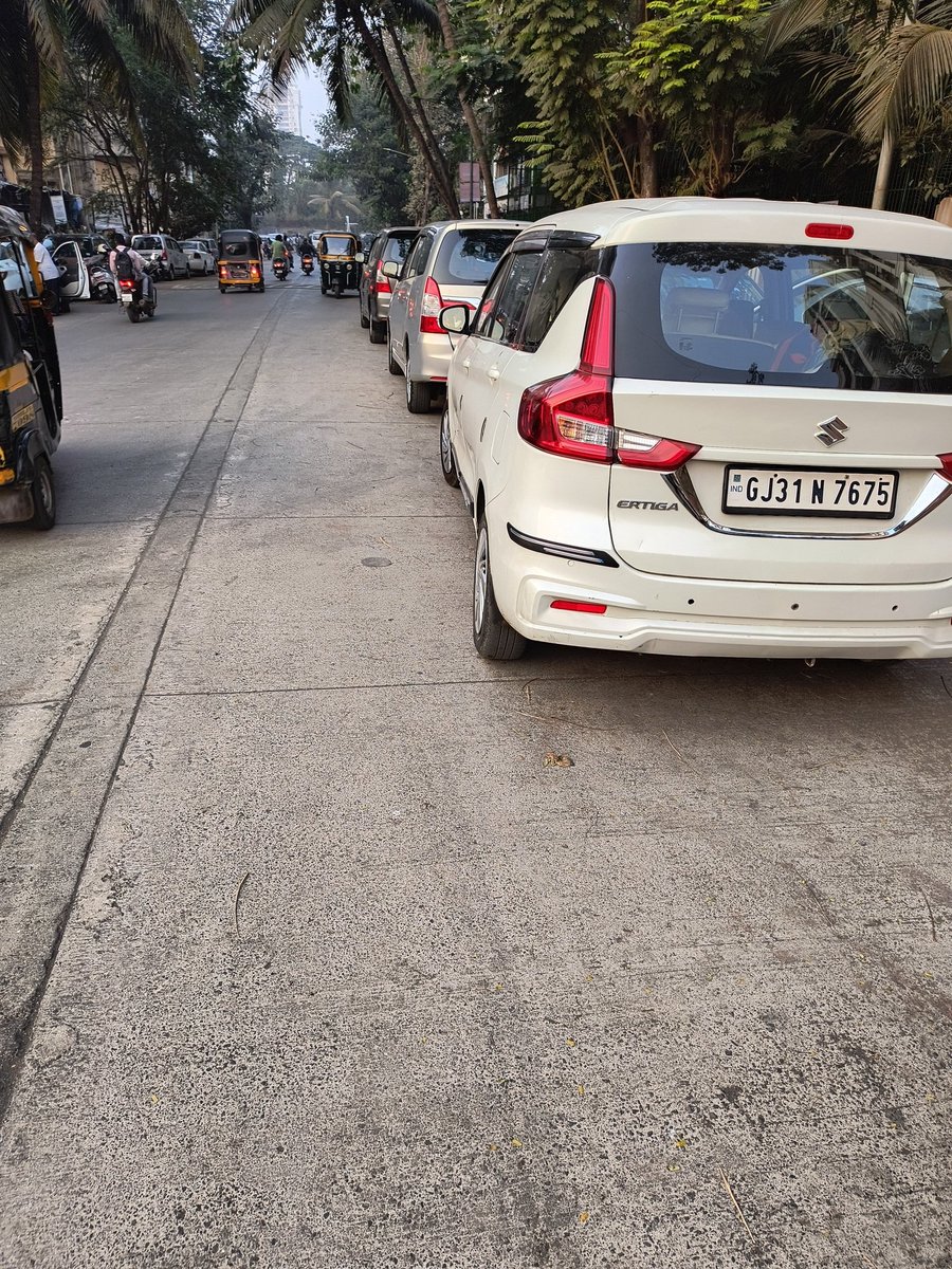 Ronak47063216's tweet photo. @mybmc @MumbaiPolice road is meant for driving and not parking vehicles.Location Borivali Chikuwadi https://t.co/5YEdBHGLXn