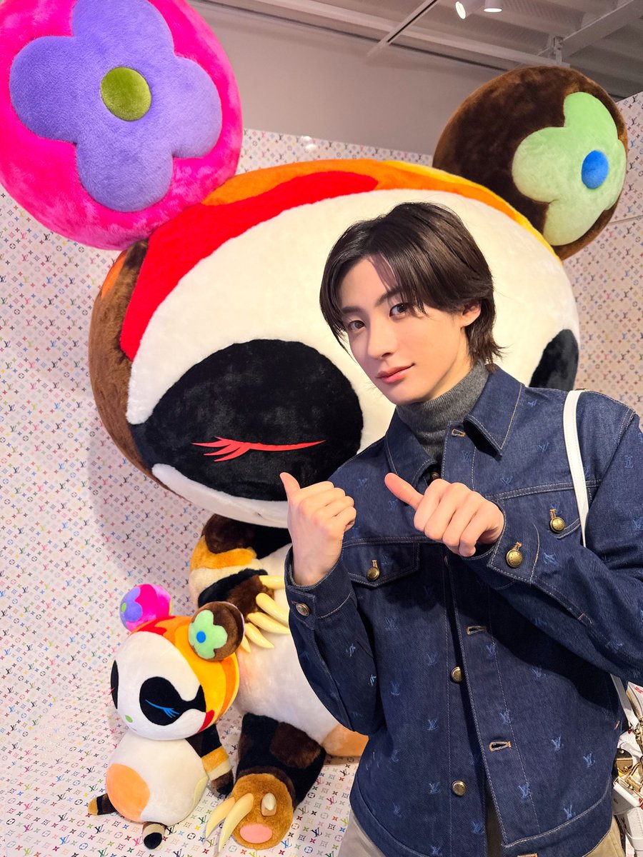 RIIZE_JPN's tweet image. LOUIS VUITTON × MURAKAMI POP-UP STORE📸

#LouisVuitton #LVxMurakami #LVFashion 
#TakashiMurakami #村上隆
#RIIZE #라이즈 
#RISEandREALIZE