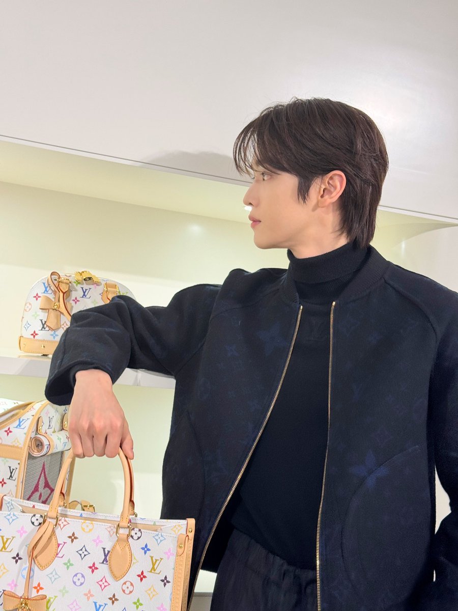 RIIZE_JPN's tweet image. LOUIS VUITTON × MURAKAMI POP-UP STORE📸

#LouisVuitton #LVxMurakami #LVFashion 
#TakashiMurakami #村上隆
#RIIZE #라이즈 
#RISEandREALIZE