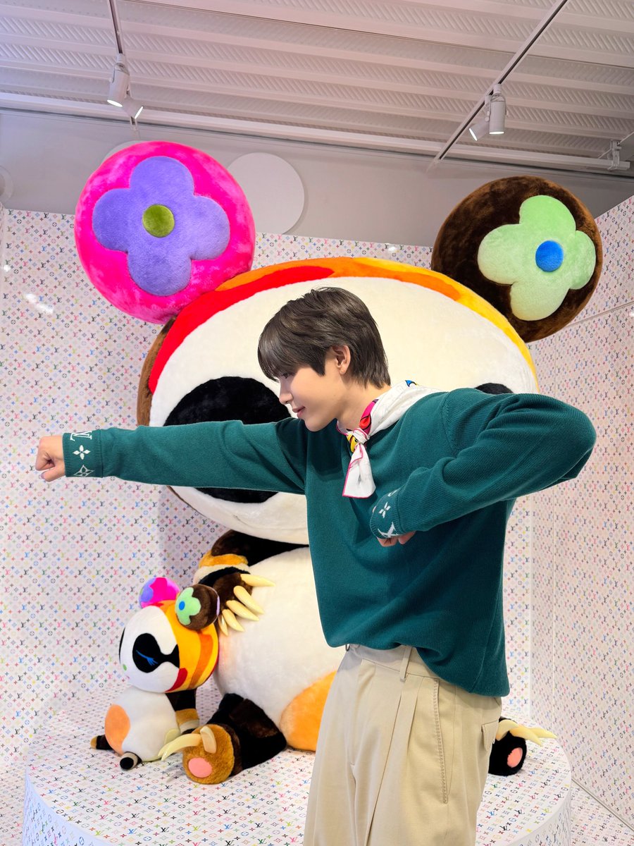 RIIZE_JPN's tweet image. LOUIS VUITTON × MURAKAMI POP-UP STORE📸

#LouisVuitton #LVxMurakami #LVFashion 
#TakashiMurakami #村上隆 @takashipom
#RIIZE #라이즈 
#RISEandREALIZE