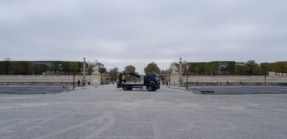 GroupeTSPS's tweet image. TSPS en action à la Place de la Concorde ! 🚧
Dans le cadre du Carrefour pour l&apos;Emploi à Paris, nous avons installé 2 575 m² de plaques pour :
✔️ Préserver les terres pleins
✔️ Faciliter la logistique pour poids lourds
✔️ Assurer la stabilité sur ce site historique