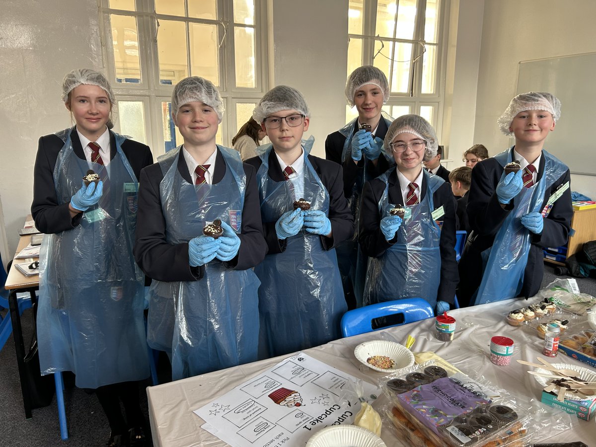 PATKingsSchool's tweet image. 🧁 Year 8 are taking part in The Cupcake Challenge today, guided by staff from the University of Hull. 

Students are working in teams to create a new set of cupcakes, considering branding, flavours, promotion, pricing and presentation.

#CupcakeChallenge #Teamwork @UniOfHull