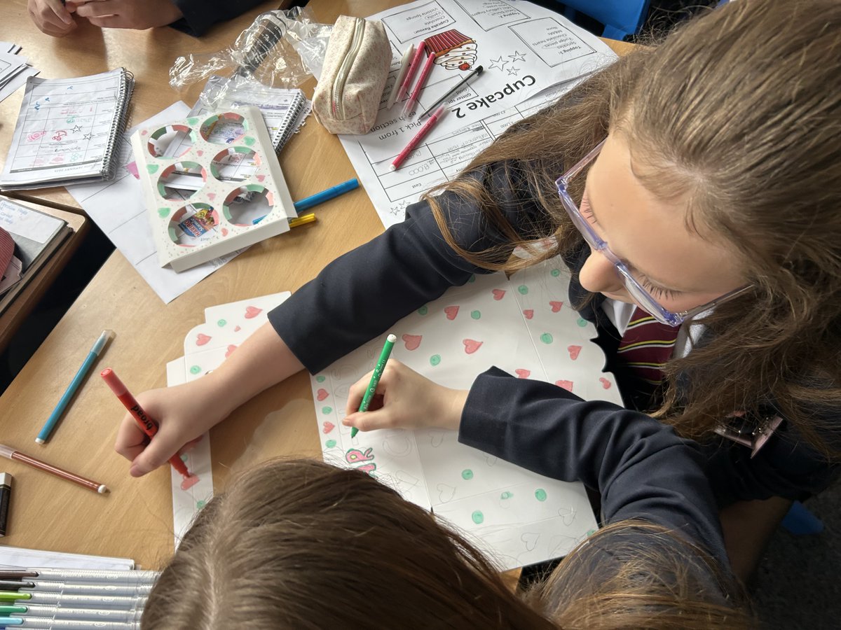PATKingsSchool's tweet image. 🧁 Year 8 are taking part in The Cupcake Challenge today, guided by staff from the University of Hull. 

Students are working in teams to create a new set of cupcakes, considering branding, flavours, promotion, pricing and presentation.

#CupcakeChallenge #Teamwork @UniOfHull