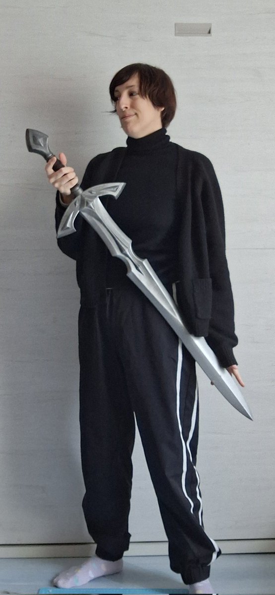 Posando con mi espada de la misma forma que posan los tios con el trofeo de pesca