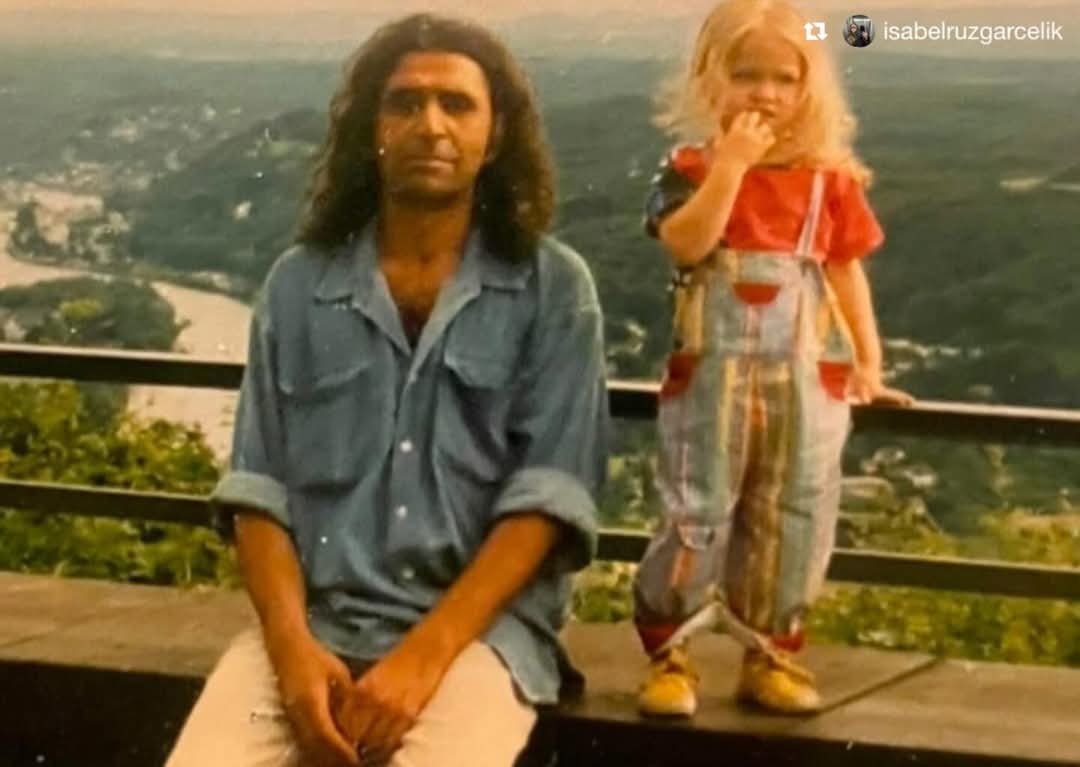 Dün kaybettiğimiz Ressam dostumuz Timur Çelik'in kızı Ruzgar'ın babasının arkasından yazdıkları..
Çok acayip, iyi bir baba olmuş kızına,ona  güzel bir miras bırakmış ..

Canım babam. En iyi arkadaşım. Dünyanin en komik adamı. Baba cool. Büyük ressam. Seni bugün kaybettim. Ama