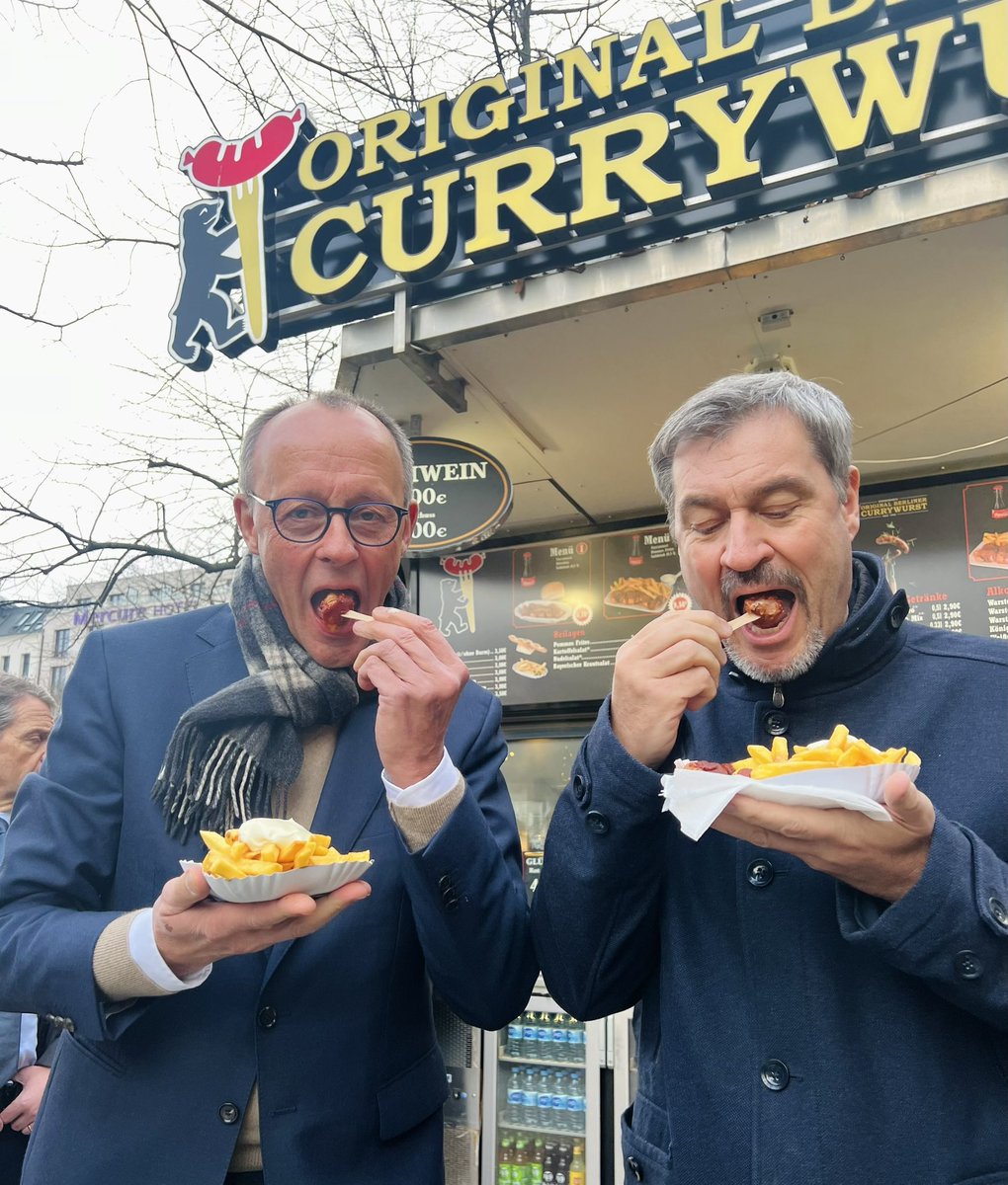 Zu Besuch in Berlin: #söderisst Currywurst gemeinsam mit <a href="/_FriedrichMerz/">Friedrich Merz</a> 😀