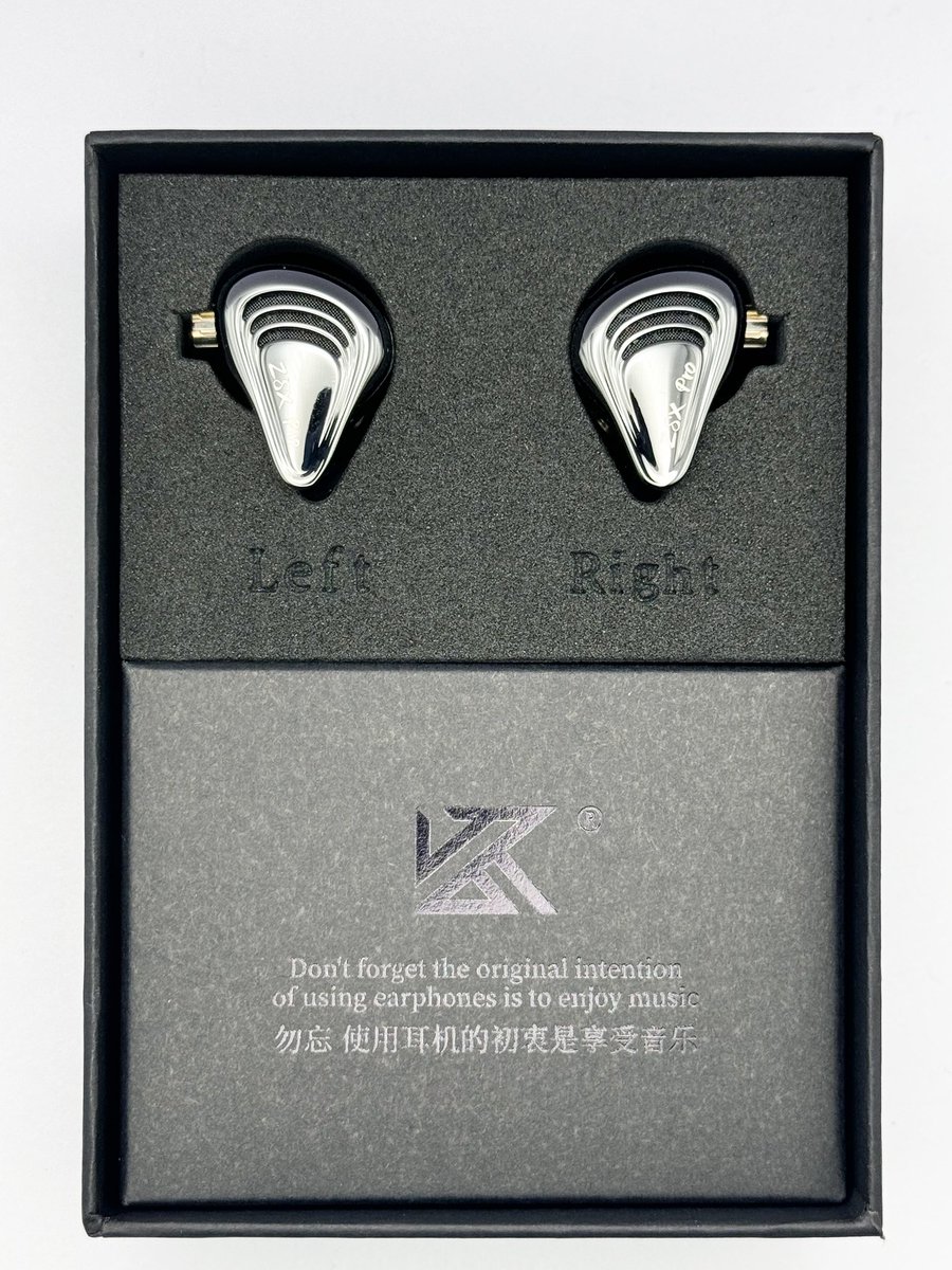 KZ ZSX PROも届いた!
無印と比べると全体的に解像感がアップ、ボーカル周りを中心とした音の鳴り方の改善、激烈なパンチ力のある圧倒的な低域とKZらしい、いい意味ではちゃめちゃな機種になっていてリスニングがとても楽しいです 