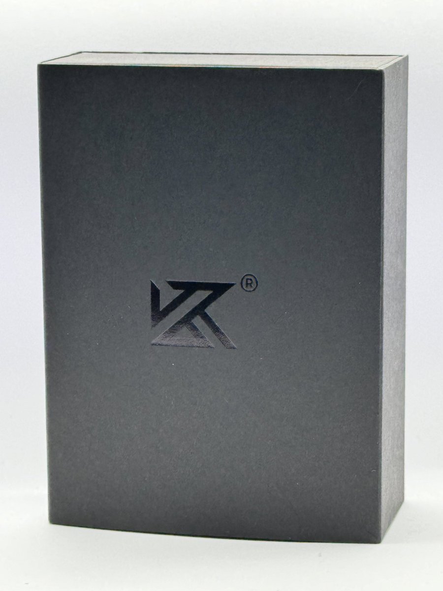 KZ ZSX PROも届いた!
無印と比べると全体的に解像感がアップ、ボーカル周りを中心とした音の鳴り方の改善、激烈なパンチ力のある圧倒的な低域とKZらしい、いい意味ではちゃめちゃな機種になっていてリスニングがとても楽しいです 